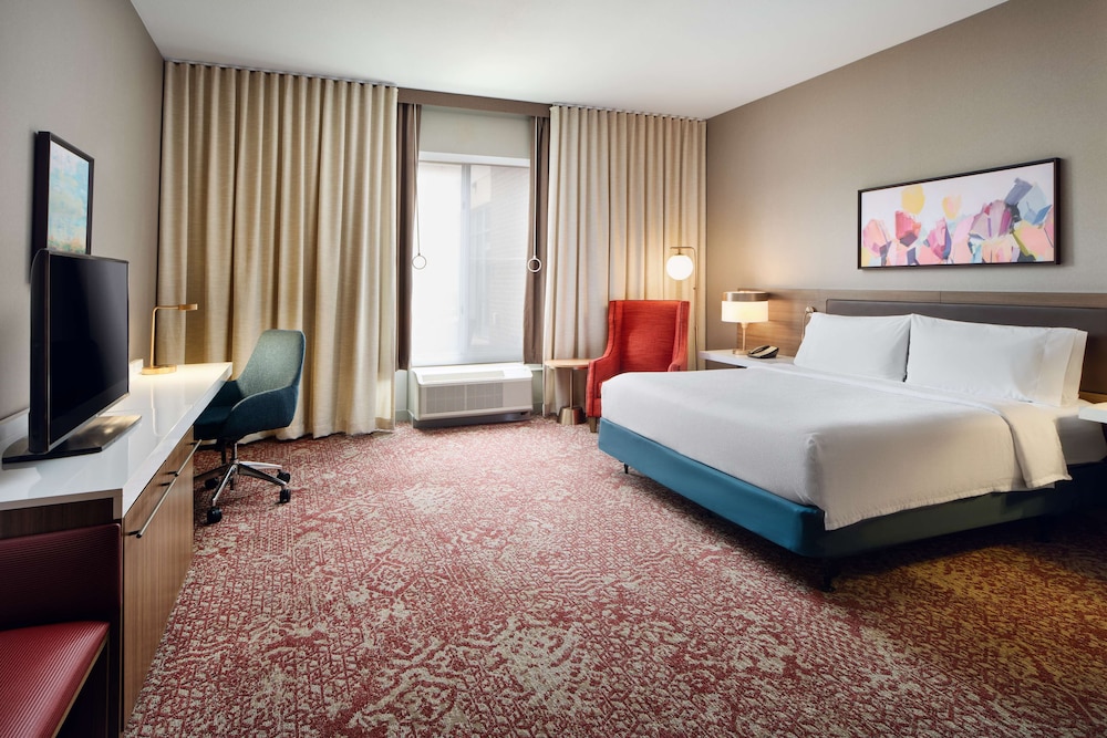 Room, 1 King Bed, Accessible (Mobility & Hearing, Roll-In Shower) - Photo 2