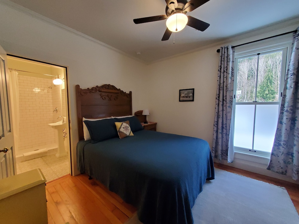Room 11 with Private Bath photo 2