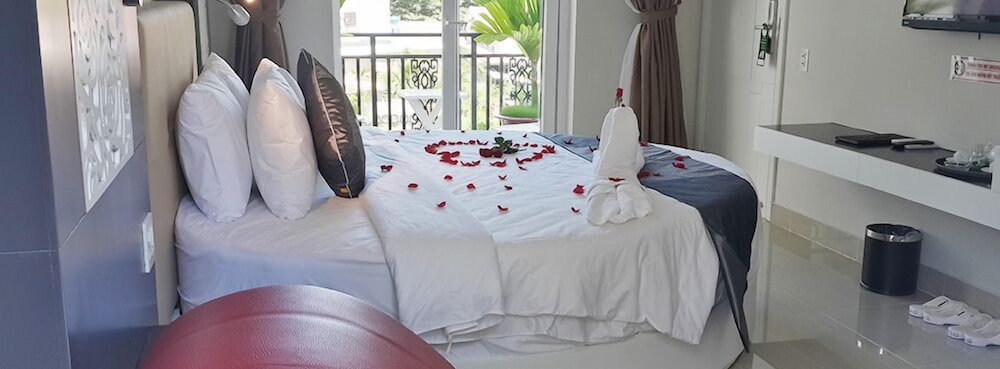 Honeymoon Suite, Pool View photo 3