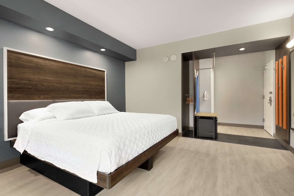 Room, 1 King Bed, Accessible (Hearing) photo 1