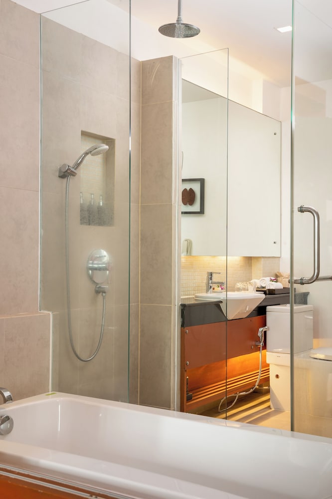Deluxe Room, Pool Access (Free Daily Minibar) - Photo 9