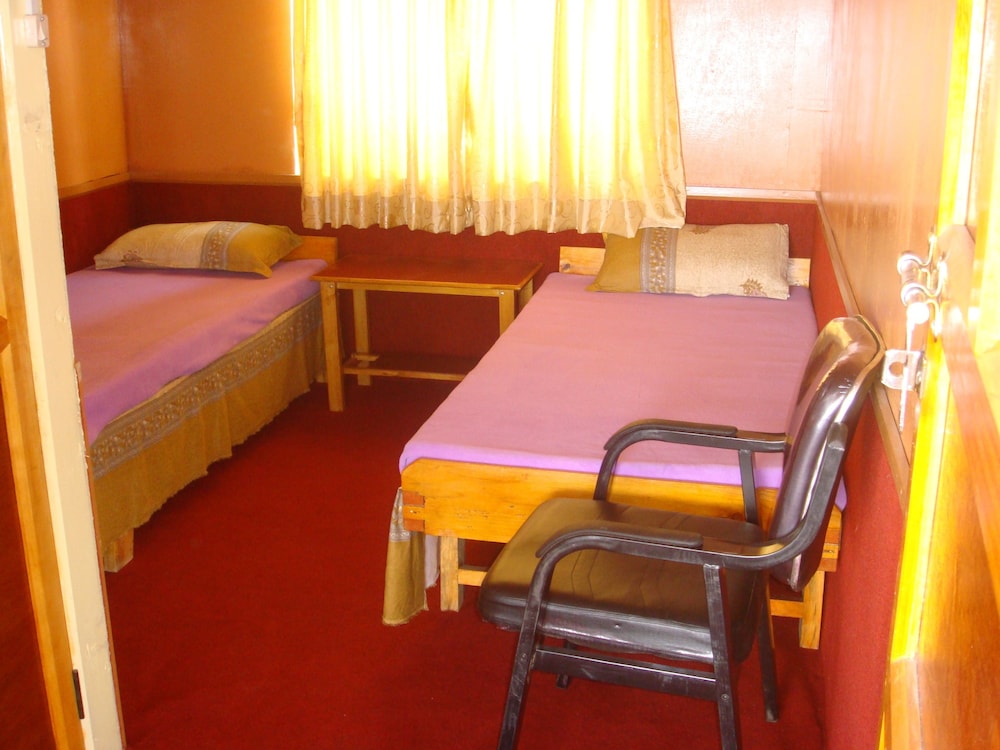 Basic Triple Room, 3 Twin Beds, Non Smoking, Mountain View photo 1