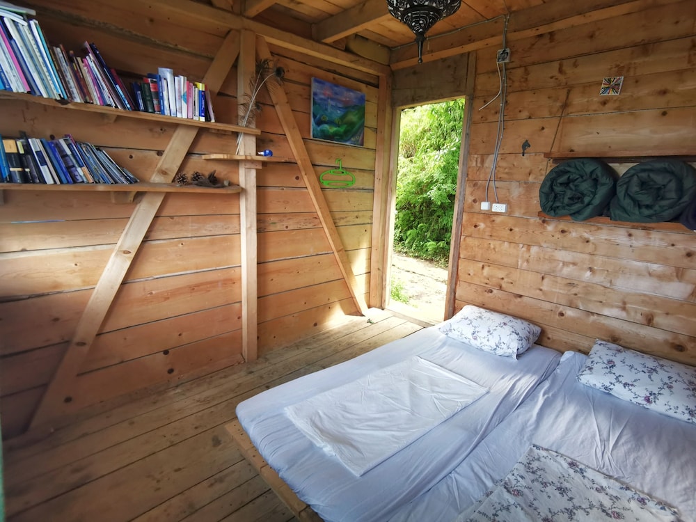 Basic Tree House, Mountain View, Mountainside