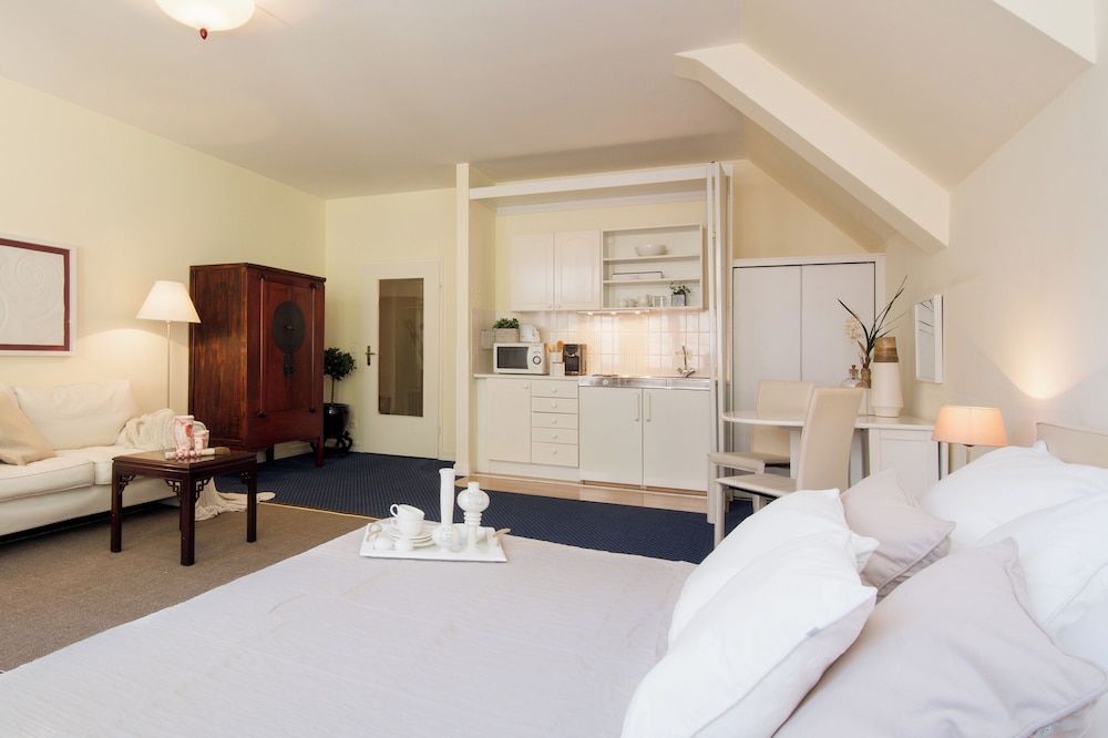 Carl Suites Superior - Photo 3