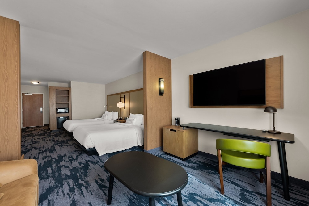 Suite, Multiple Beds (Mobility/Hearing Accessible, Tub) - Photo 3