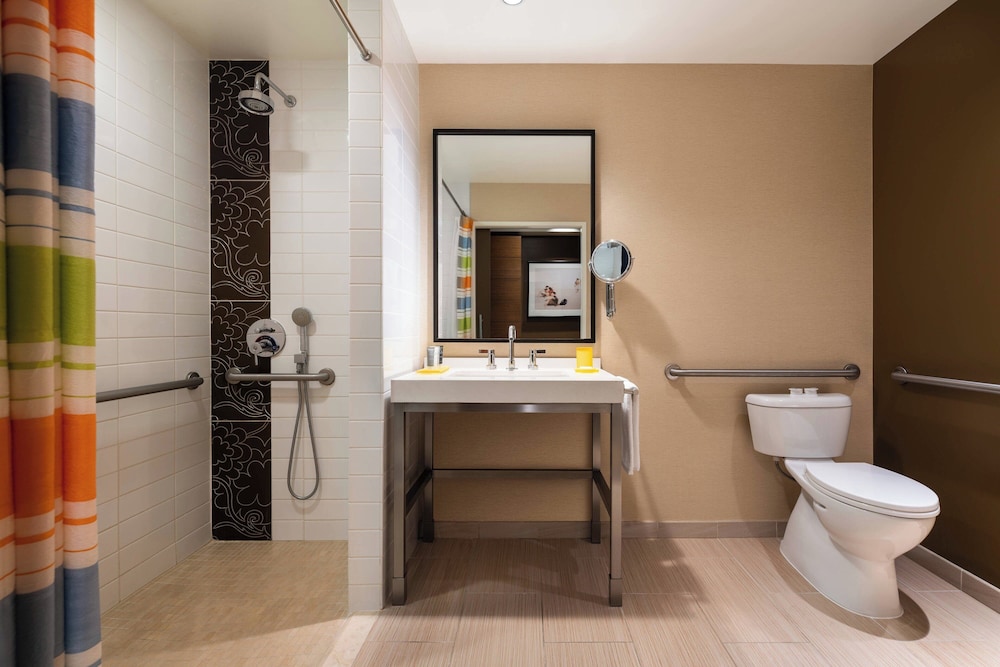 Room, 2 Queen Beds, City View (Mobility Accessible, Roll-in Shower) thumbnail 6