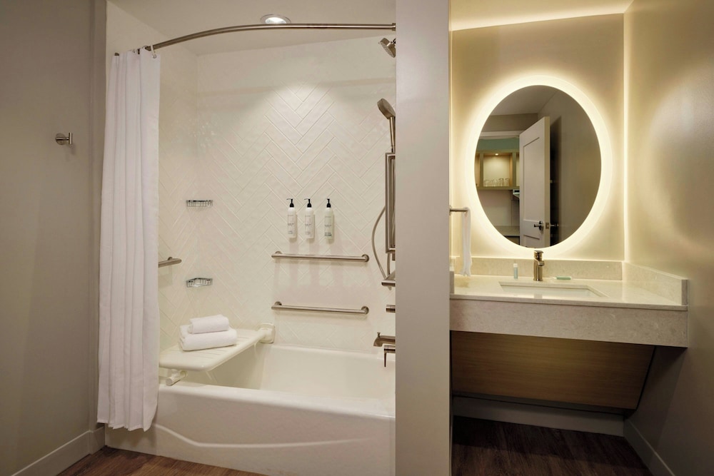 Studio Suite, 1 King Bed with Sofa bed (Mobility/Hearing Accessible, Tub)