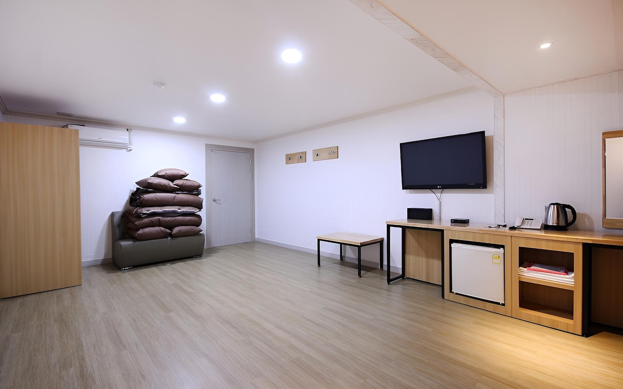 Room (Family Room (Ondol/latest air conditi) - Photo 2