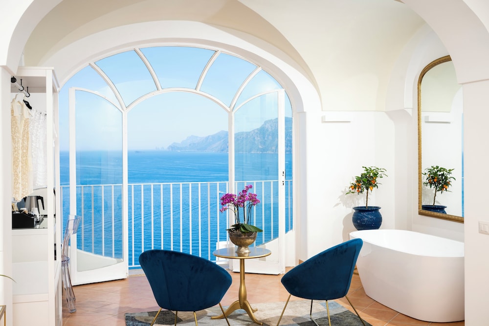 Deluxe Room, 1 Queen Bed, Sea View, Sea Facing photo 1