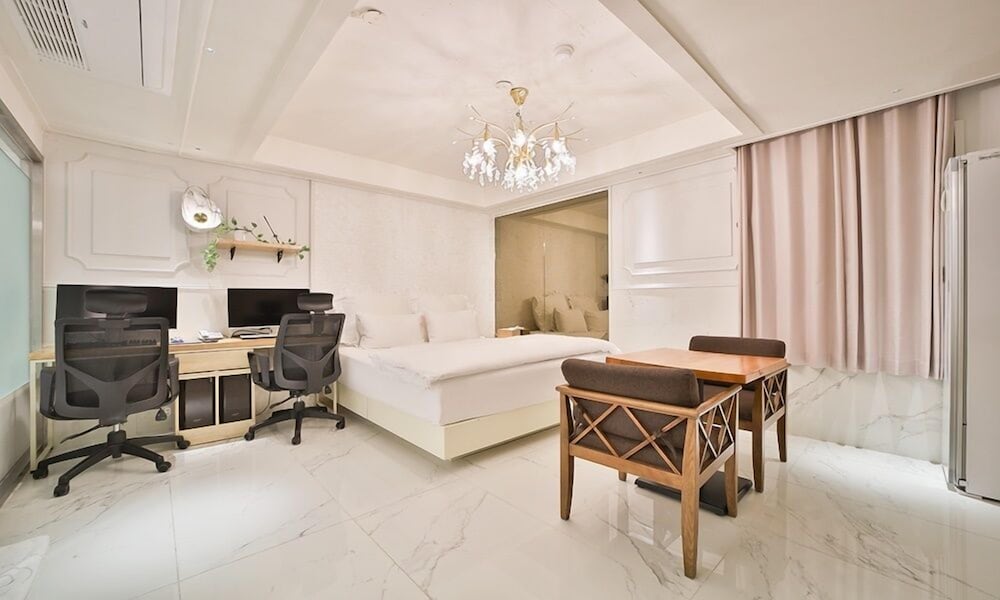 Suite - Photo 1