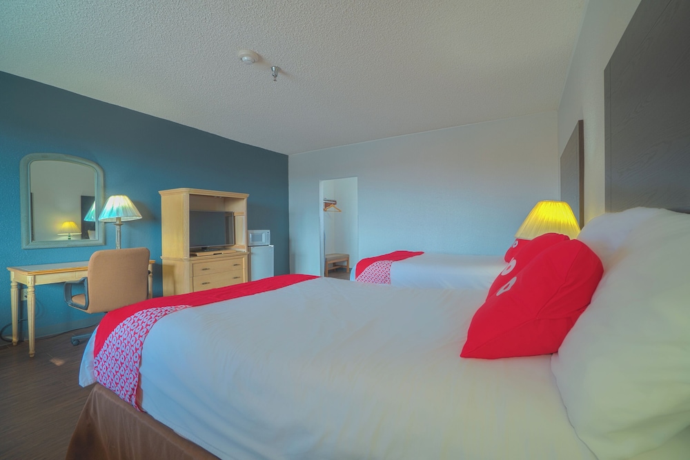 Room, 2 Double Beds - Photo 6