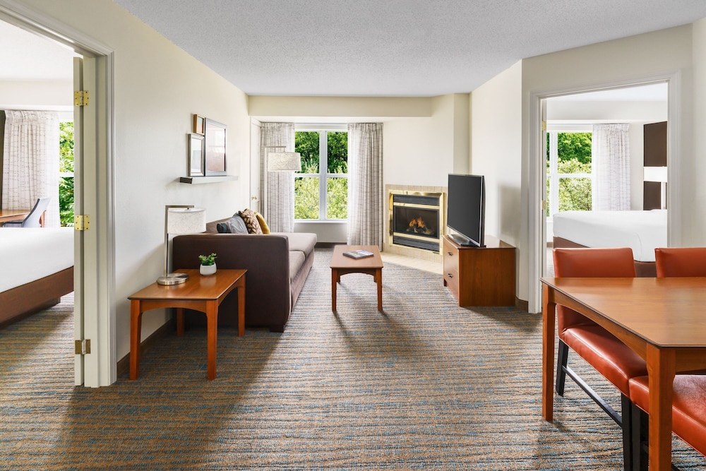 Suite, 2 Bedrooms (Mobility/Hearing Access, Roll-In Shwr) photo 3