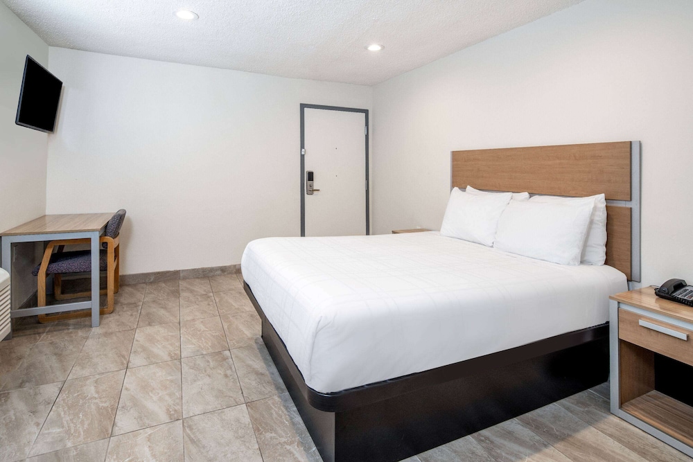 Room, 1 Queen Bed, Non Smoking - Photo 3