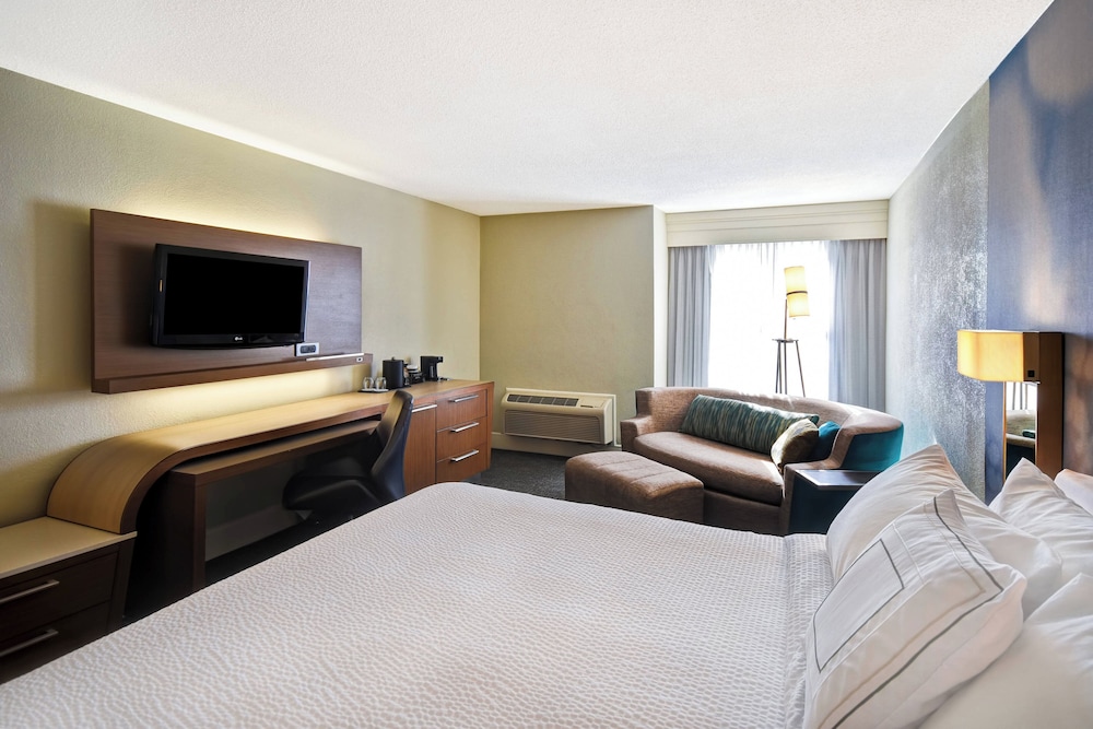 Room, 1 King Bed (Mobility/Hearing Access, Roll-In Shwr) - Photo 3