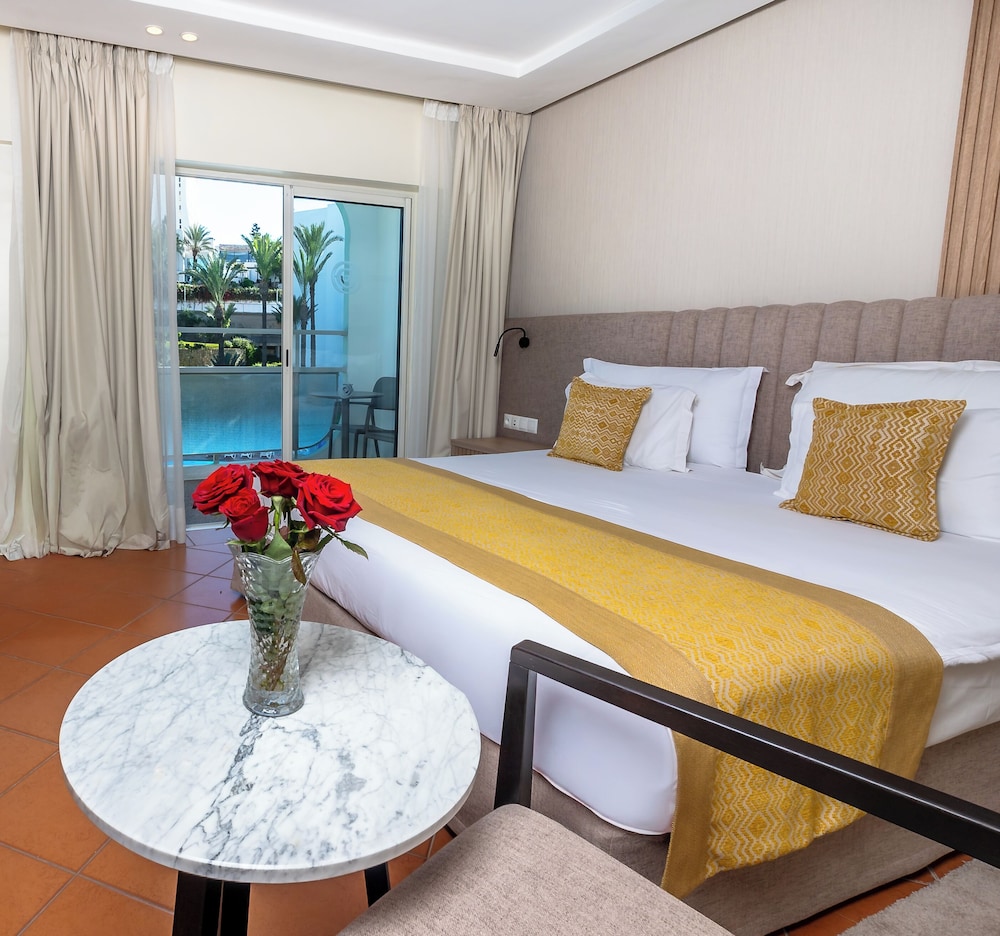 Deluxe Room, 1 King Bed, Partial Sea View