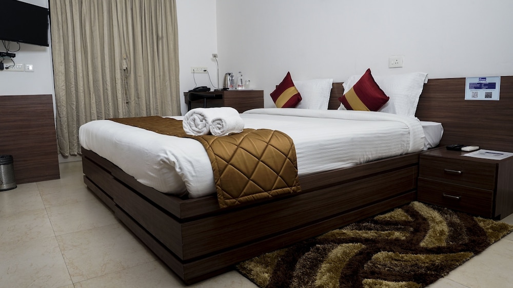 Deluxe Queen Room - Photo 8