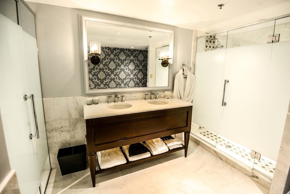 Junior Suite, 1 King Bed, Accessible, Bathtub (Mob/HR) - Photo 7