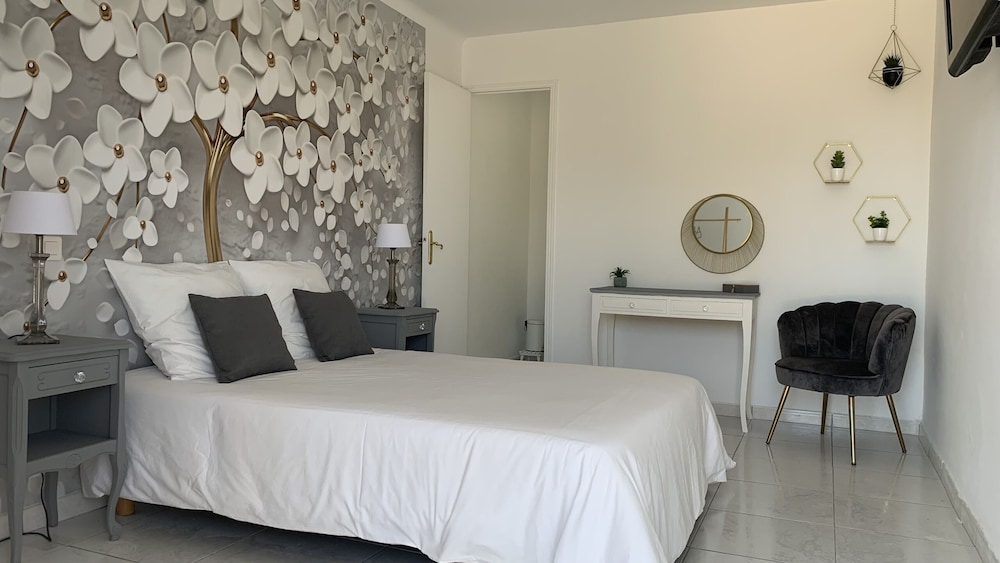 Standard Double Room, Private Bathroom - Photo 1
