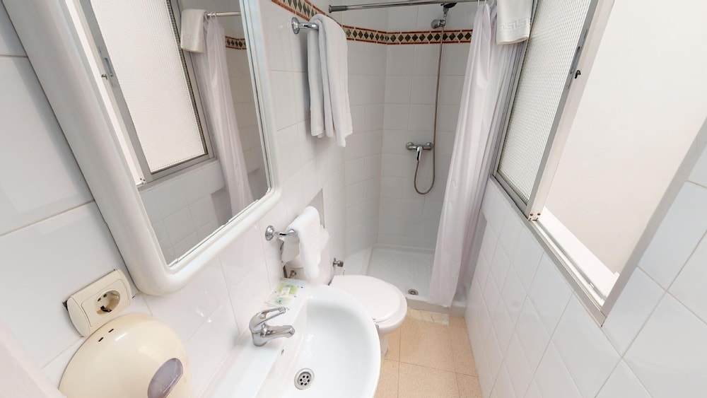 Basic Twin Room, Ensuite - Photo 2