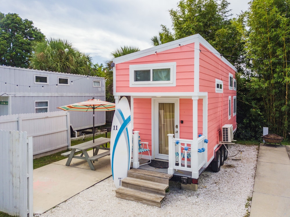 Cabin (Tiny House - Coral Oasis)