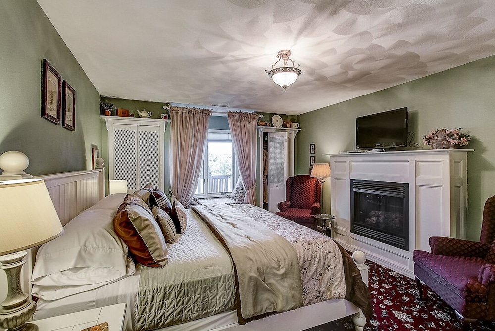 Deluxe Double Room, 1 King Bed, Non Smoking, Fireplace photo 1