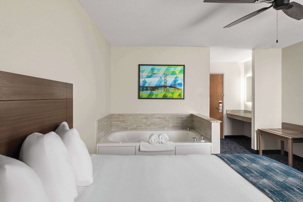 Studio Suite, 1 King Bed (Jacuzzi Tub) - Photo 4