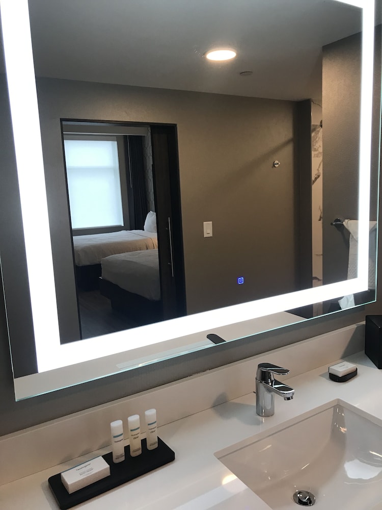 2 Room Suite, 2 Queen Beds,Accessible (Roll In Shower) - Photo 2