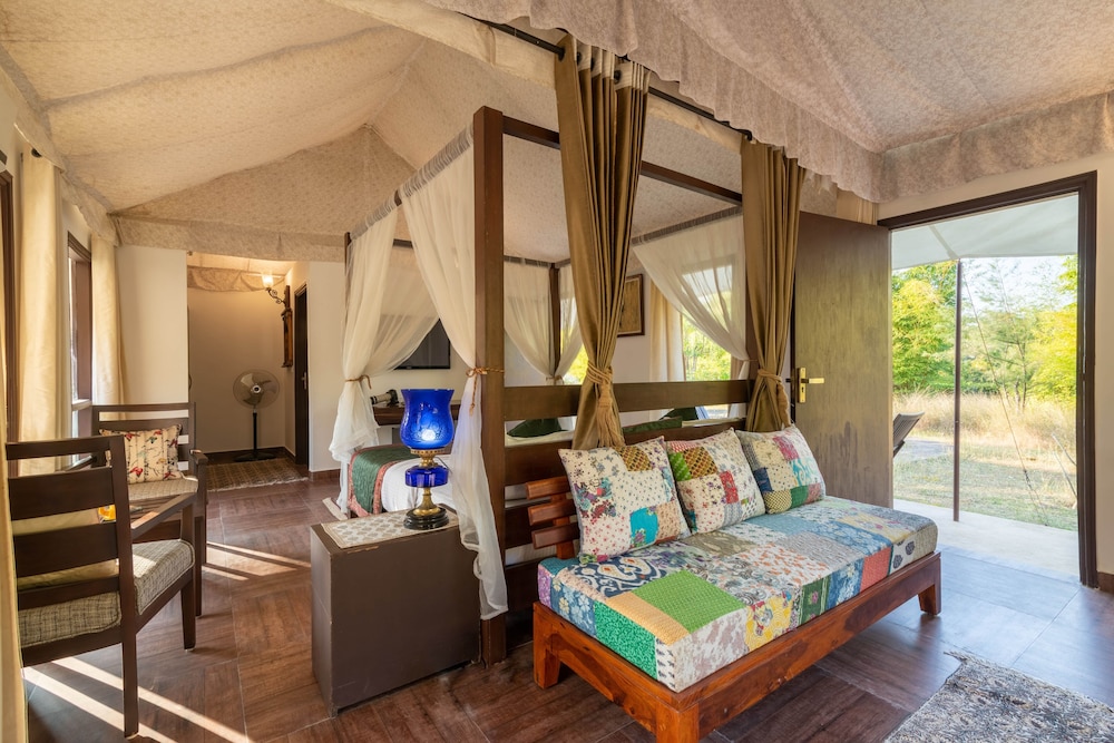 Luxury Tent, 1 King Bed, Pool View