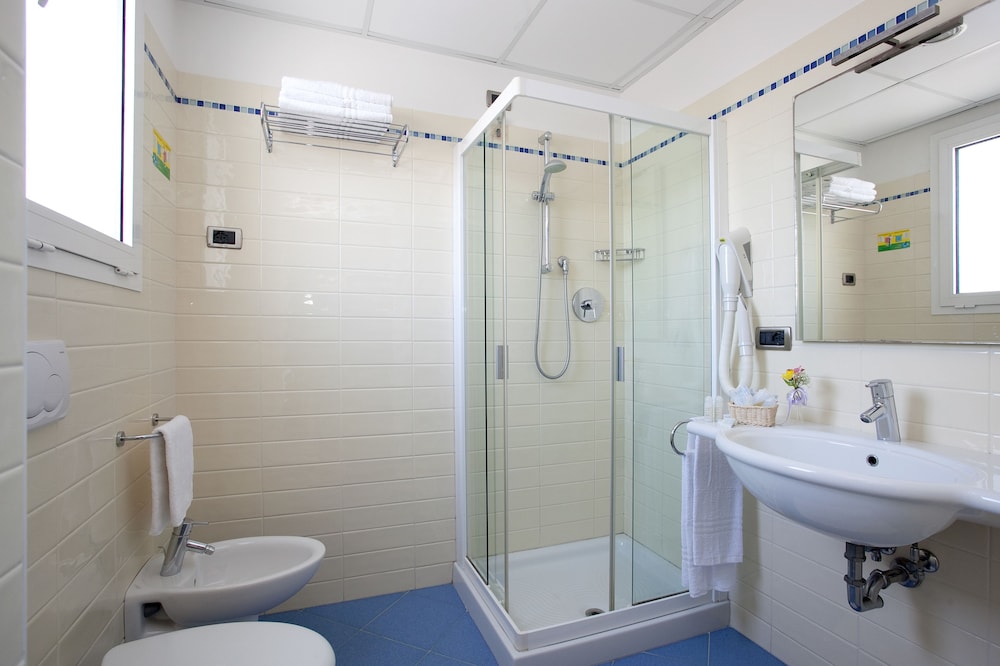 Superior Quadruple Room photo 3