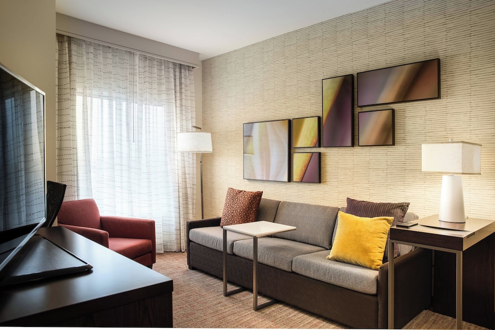 Suite, 1 Bedroom (Mobility/Hearing Access, Roll-In Shwr)