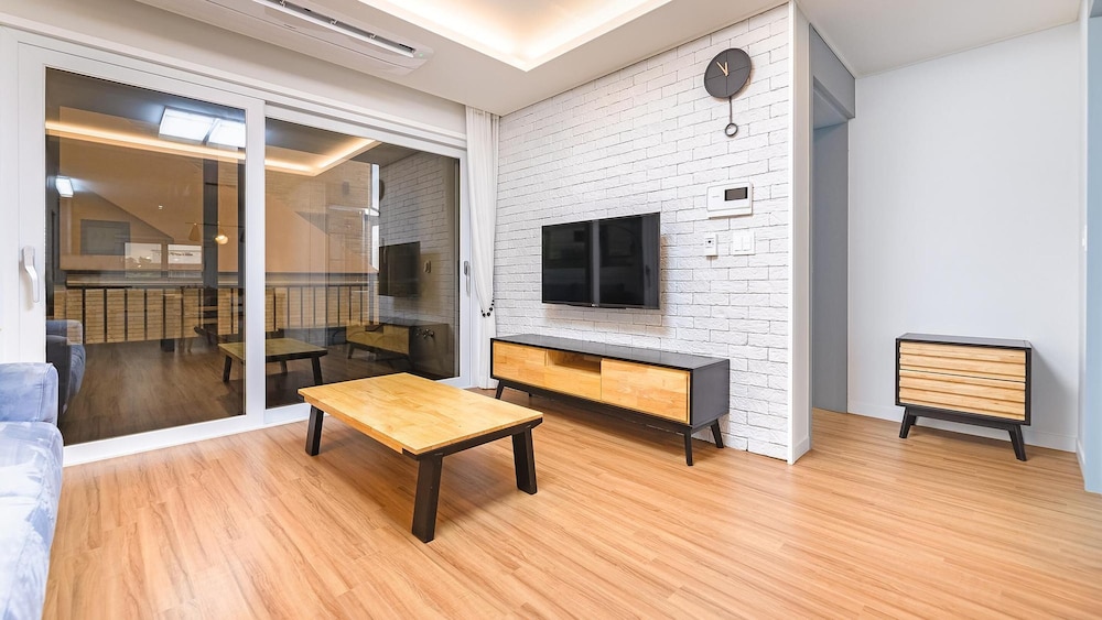 Basic Room, 1 Bedroom (201) - Photo 2