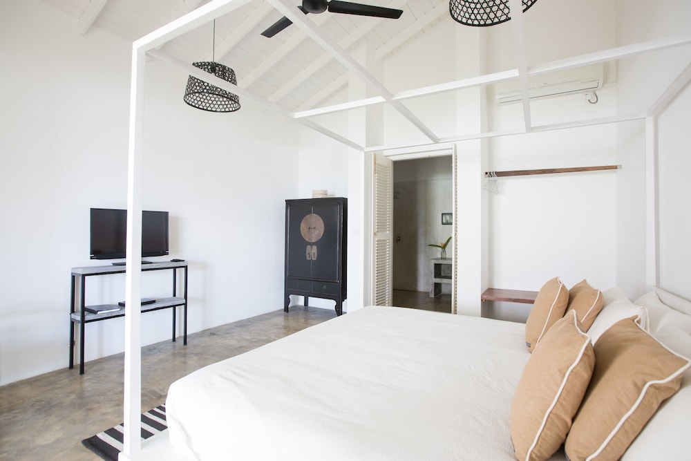 King room with pool & sea views