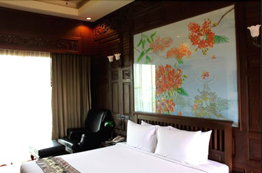 Suite bathtub (Main Building) photo 2