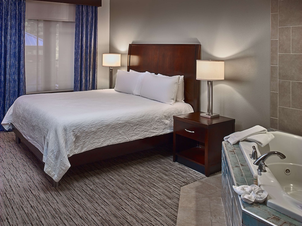 Single King Bed, Fireplace, Whirlpool, Balcony - Photo 1