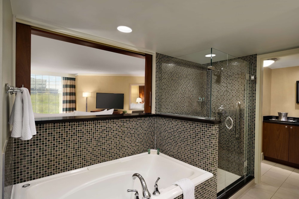 Junior Suite, 1 King Bed, Bathtub - Photo 4