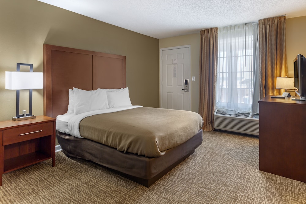 Standard Room, 1 King Bed, Non Smoking, Bathtub photo 2