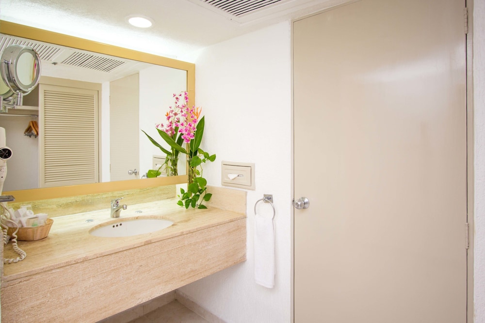 Deluxe Room, 2 Double Beds, Balcony, Partial Ocean View - Photo 8