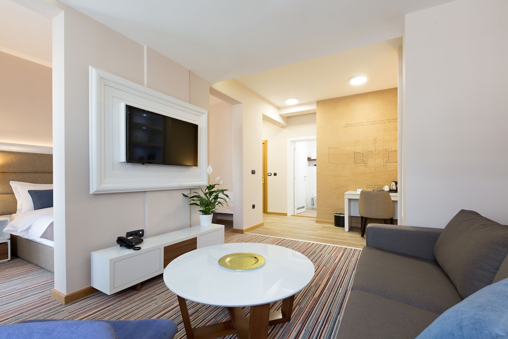 Family Room, 1 Queen Bed with Sofa bed, Non Smoking, Balcony, photo 6