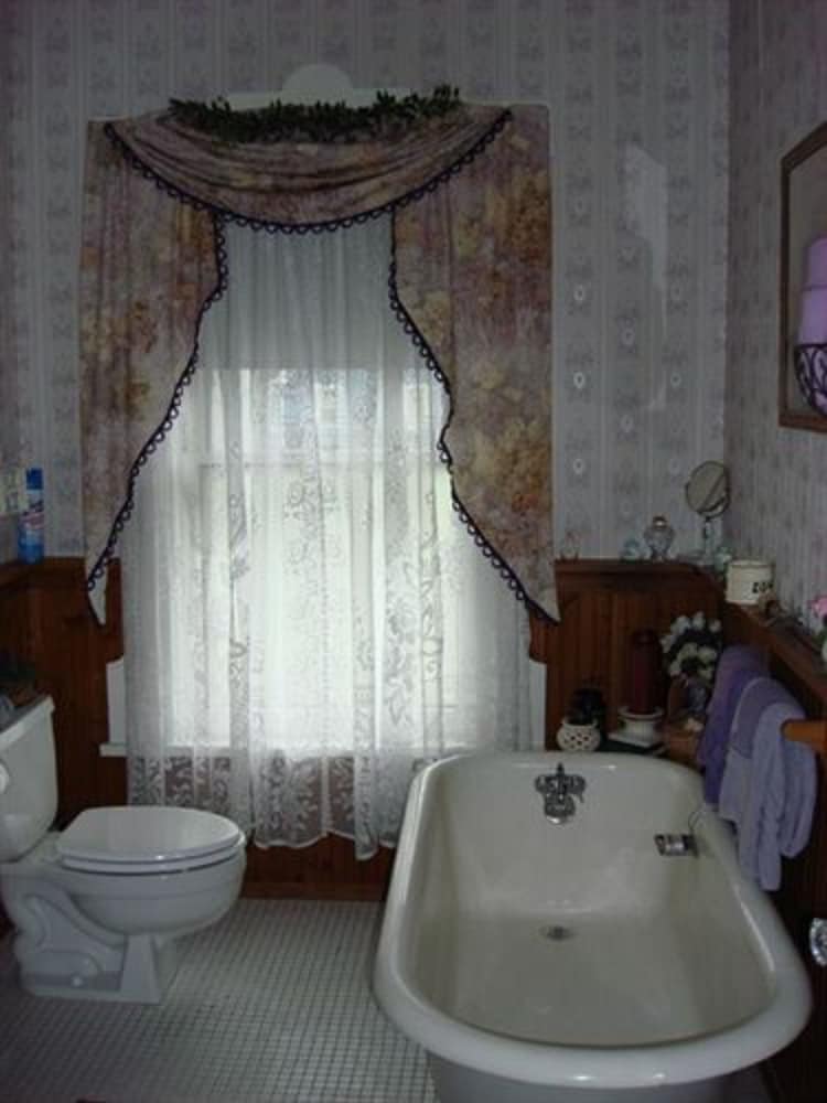 Deluxe Room, 1 Queen Bed photo 3