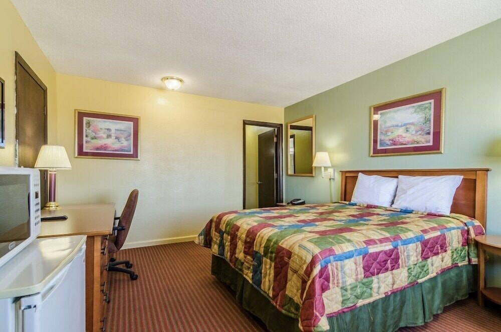 Standard Single Room, 1 Queen Bed, Smoking, Refrigerator & Microwave photo 1