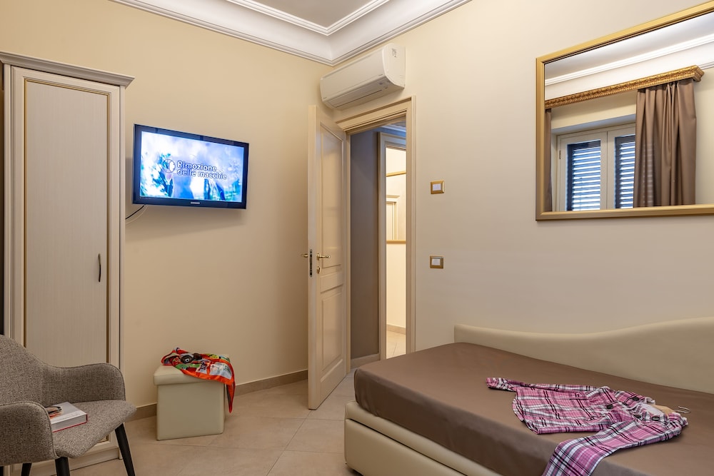Family Room, City View (201) - Photo 18