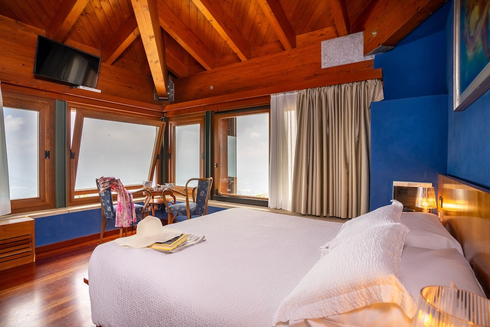 Deluxe Room, Jetted Tub, Mountain View photo 3