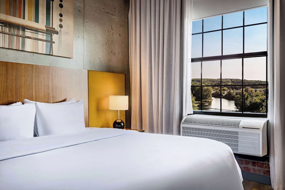 Room, 1 King Bed, River View - Photo 6