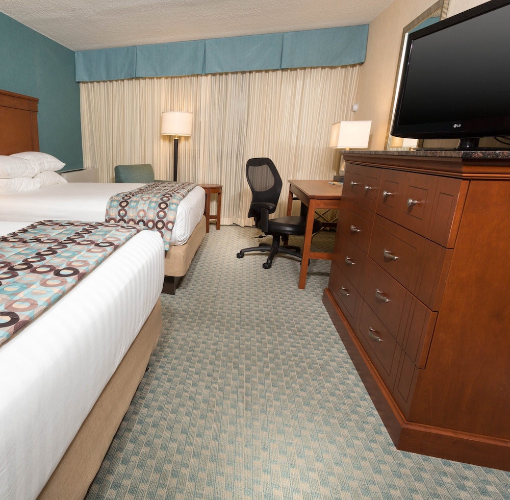 Suite, 2 Queen Beds, Refrigerator & Microwave (2 Rooms, Sofabed) photo 3