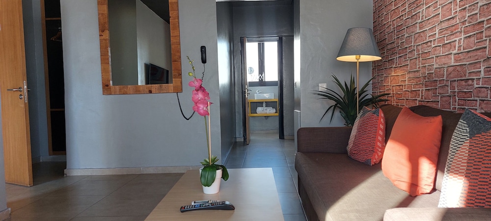 Executive Suite - Photo 2