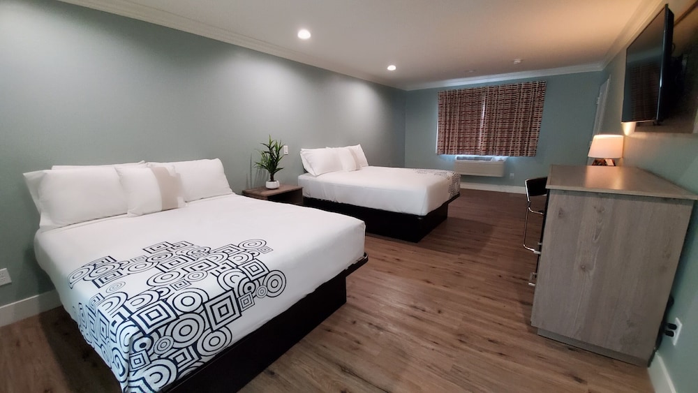 Basic Room, 2 Queen Beds, Non Smoking photo 1