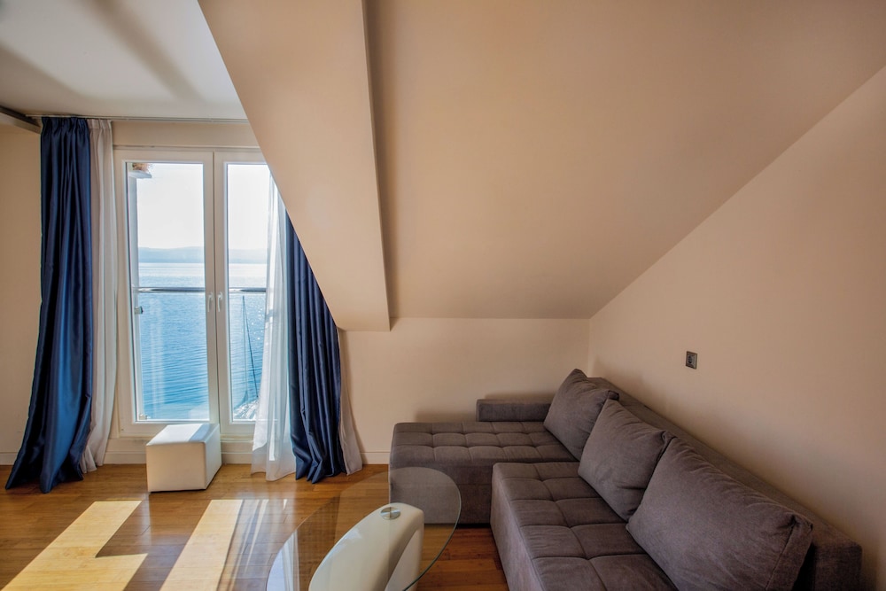 Suite, Sea View