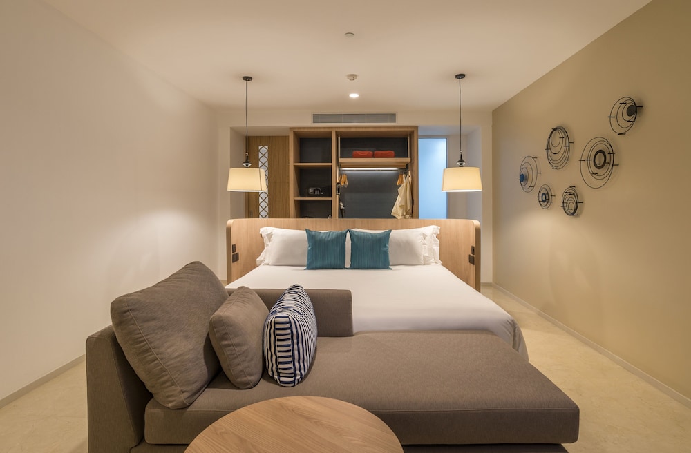 Deluxe Room, 2 Double Beds, Corner (Premium Deluxe Pool) photo 1