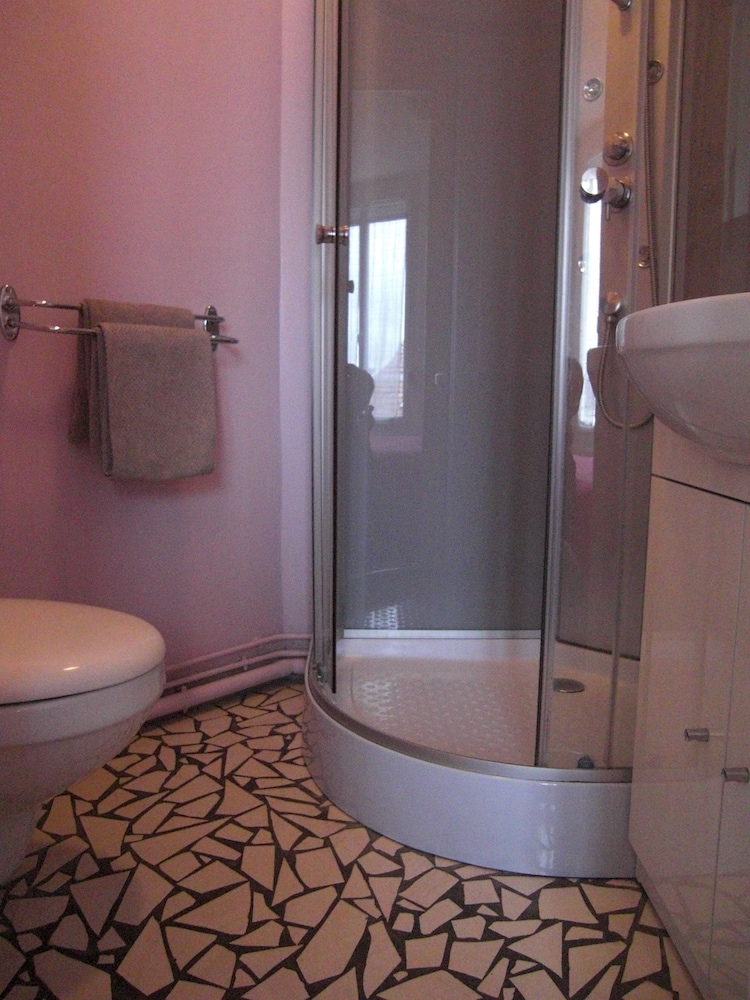 Double Room - Photo 8