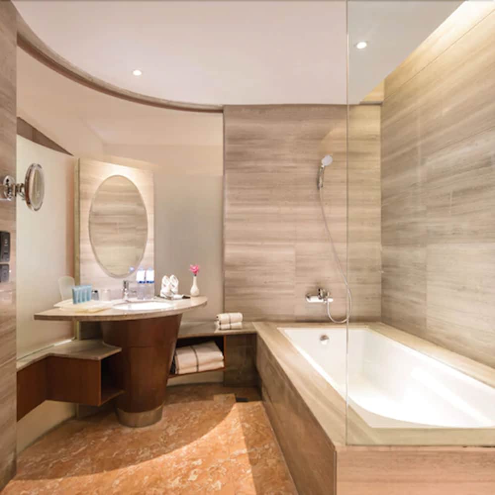 Executive Room, 1 King Bed - Photo 4